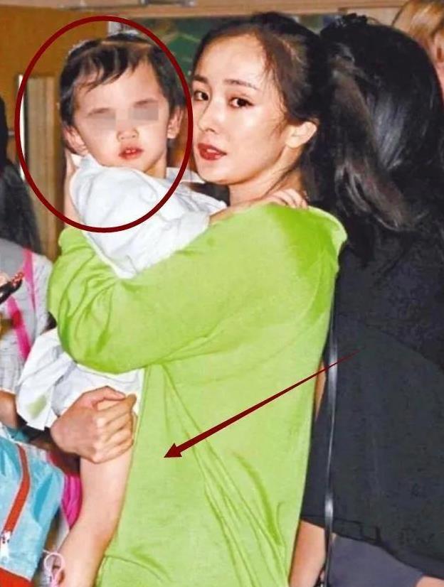 不知不觉杨幂女儿小糯米已经11岁了！
自从杨幂与刘恺威离婚后，杨幂就没有再晒过女