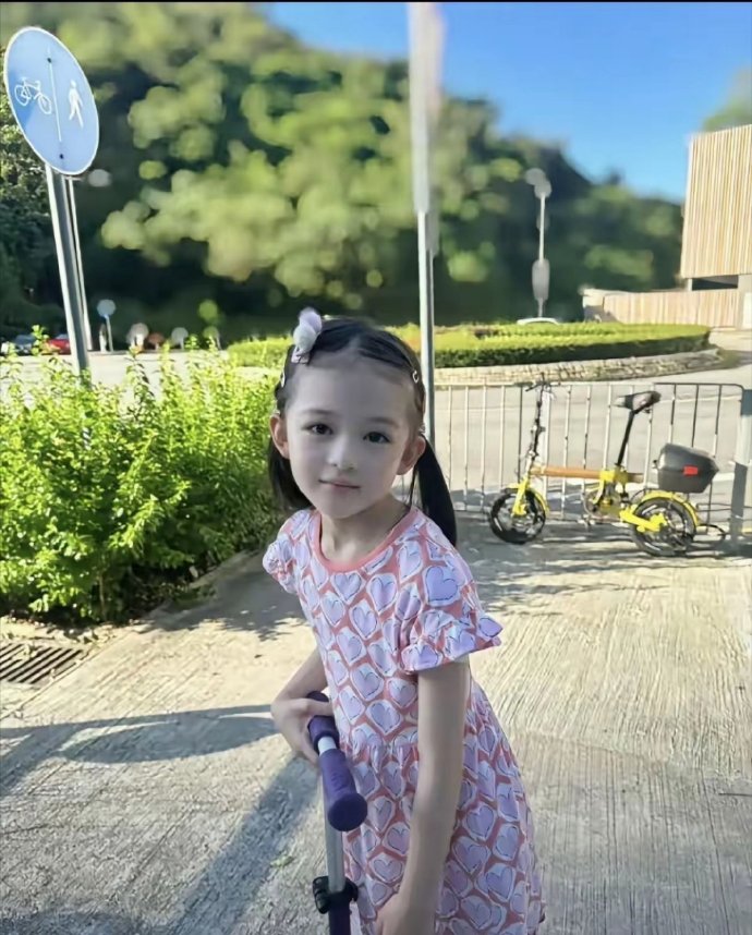 樊少皇8岁女儿兜兜最近又火了。 
不是因为她爸的功夫，而是这孩子自己长成了焦点—