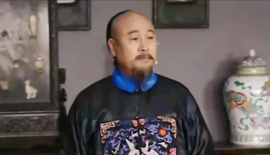 1782年，王亶望被抄家，当乾隆检查抄来的物品时，发现一件四条腿的裤子，上面绣满