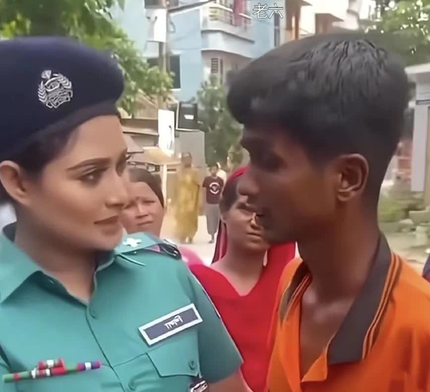 印度一男子，花言巧语，骗女警察跟他合影。
先是表示感谢与女警察拥抱，趁其不备，