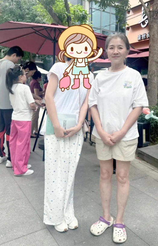 “大脚娘”迟蓬逛超市被偶遇，打扮好朴素，真人看起来也是老年人。