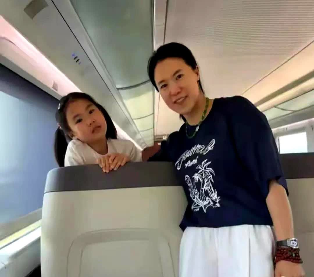 张怡宁是一个一点也不需要别人羡慕自己的女人，就算参加李隼女儿的婚礼，可以让徐威陪
