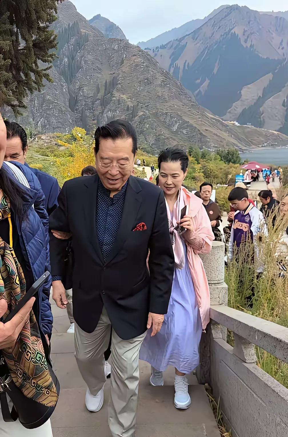 穿白裤子显年轻