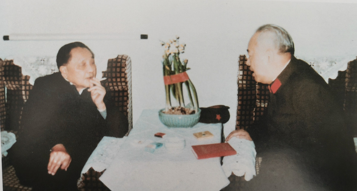 1985年2月，开国中将余秋里在广州向邓小平汇报工作。余秋里当时担任军委副秘书长