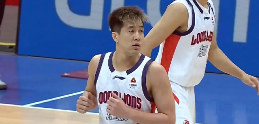 郭艾伦复出两场都赢了

赵嘉义绝杀三分不中，龙狮男篮2分险胜收获3连胜！青岛三连