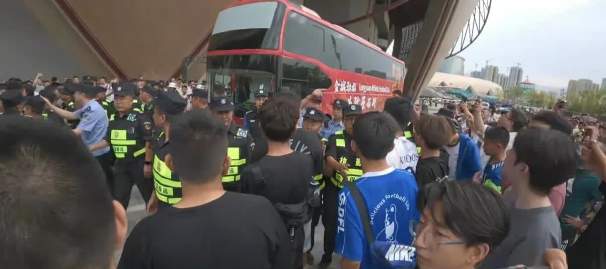 兰州首次发生球迷围堵主队大巴恶性事件。8月2日，中乙预赛最后一场比赛，由排名第9