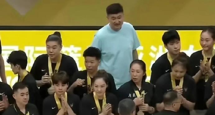 广东女篮夺冠，杜峰是真的“显眼包”
大家看到夺冠女篮的庆祝场景了没，杜峰高高的现