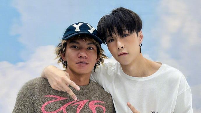 张艺兴全包眼线加雀斑妆，这套妆造也太绝了