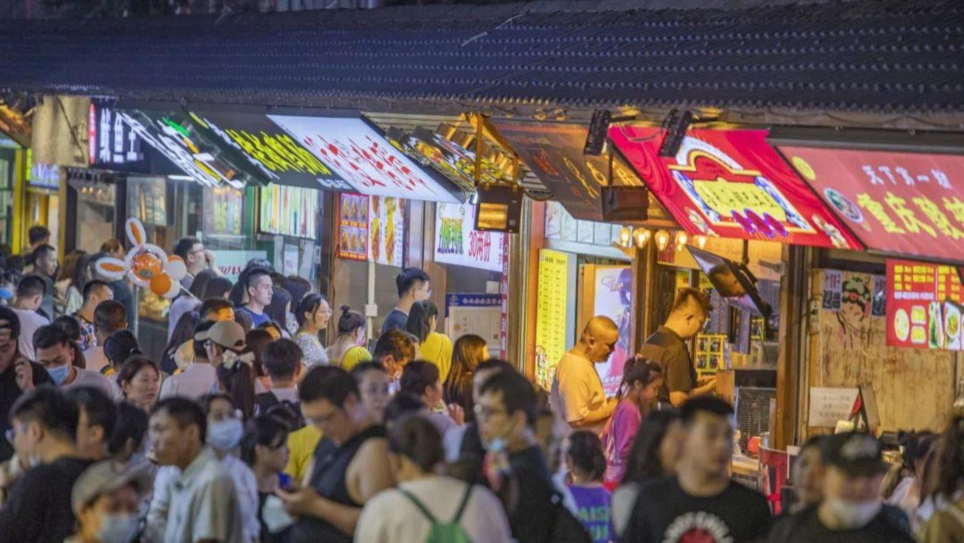 在本地生活中，新线城市青年重拾可达的“附近”