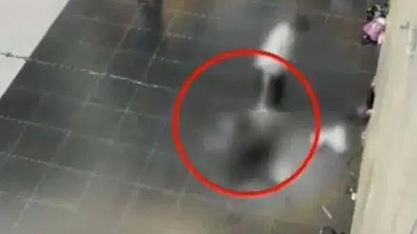 台北车站骇人一幕：女子当众遭性侵10分钟，路人竟集体沉默拍照