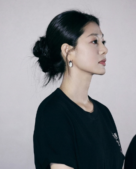 王真儿饰演的赵宜芳，每一个细微的动作都透着角色的挣扎，那种生的希望被碾碎的绝望，
