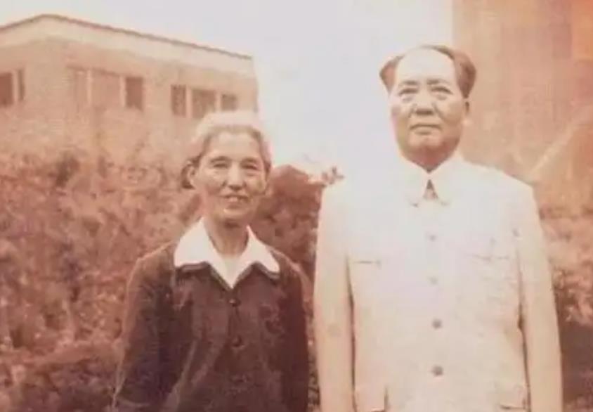 1950年，毛主席正在拆阅群众来信。其中一封信来自无锡，署名为“吴启瑞”，毛主席