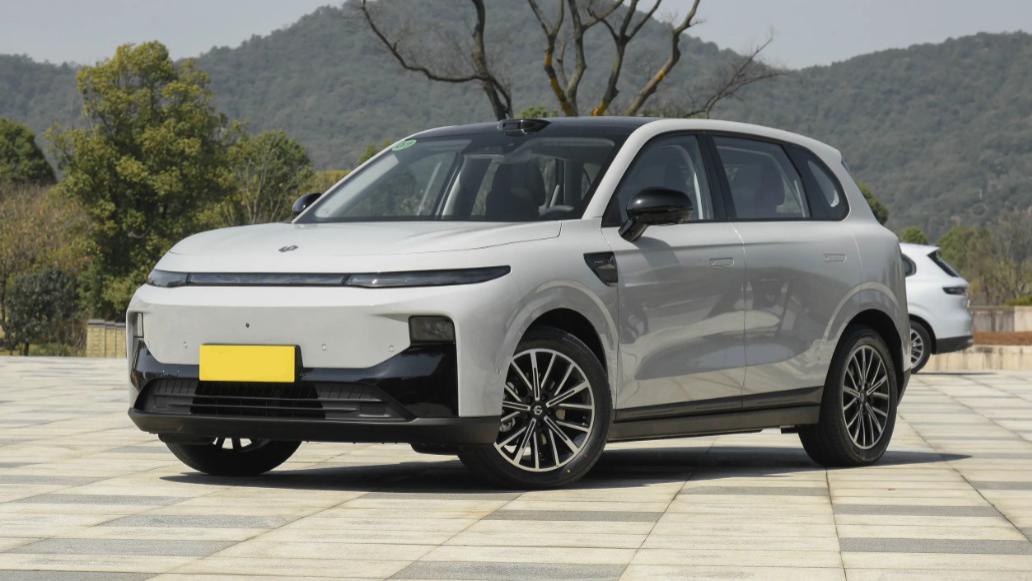 顶配才12.98万，600km续航+6.8s破百，这台SUV适合过日子！