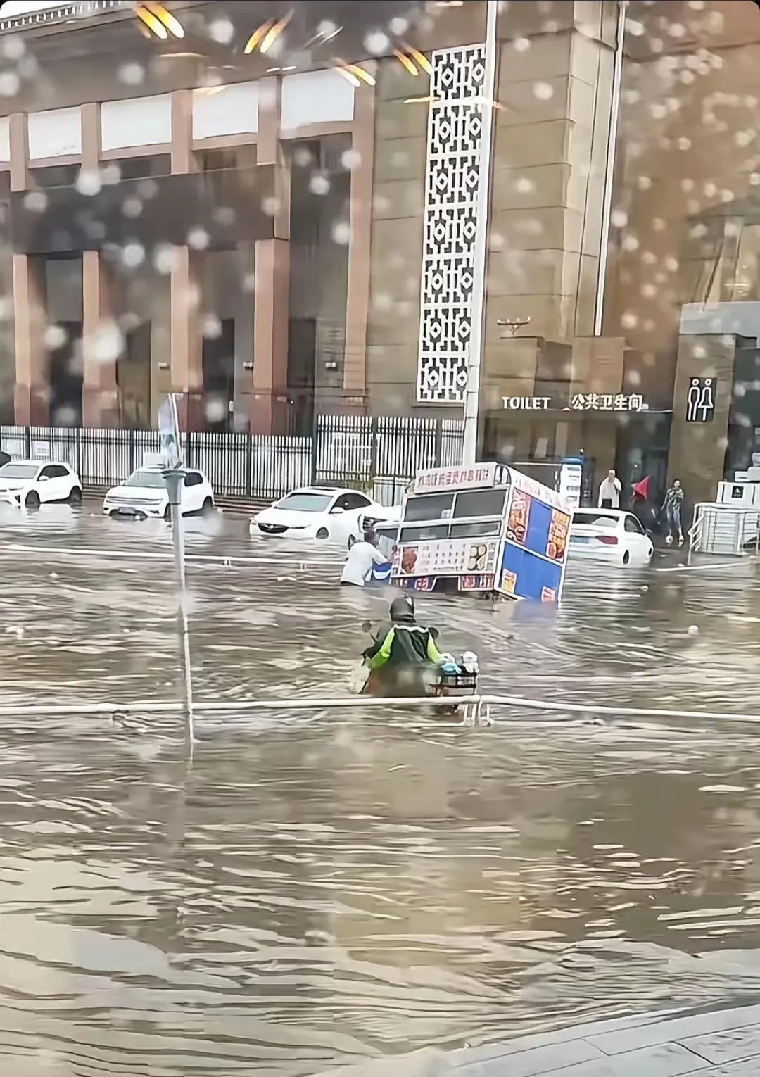 昨天，张家口市一场大雨，使城市变成了一片汪洋。是雨太大之过吗？是的，雨确实不小，