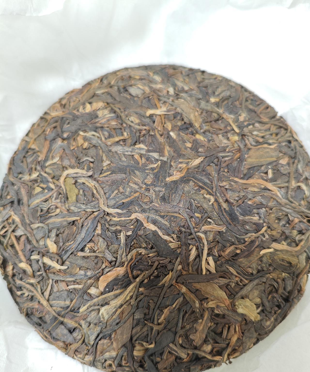 喝了朋友的奇花香普洱生普，
看饼面条索清晰小叶种，
说是里面有倚邦的料子，
饼面