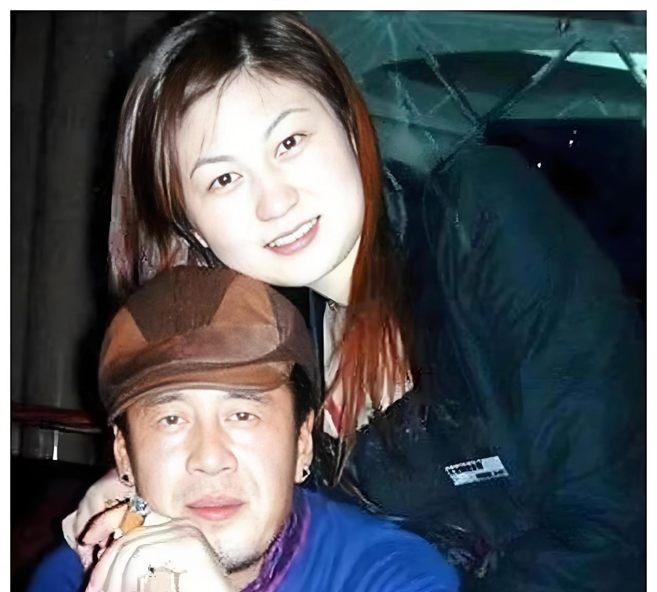 1996年，杨坤和白雪分手，临别前，白雪将脖子上的项链递给杨坤，表示：让他留个纪