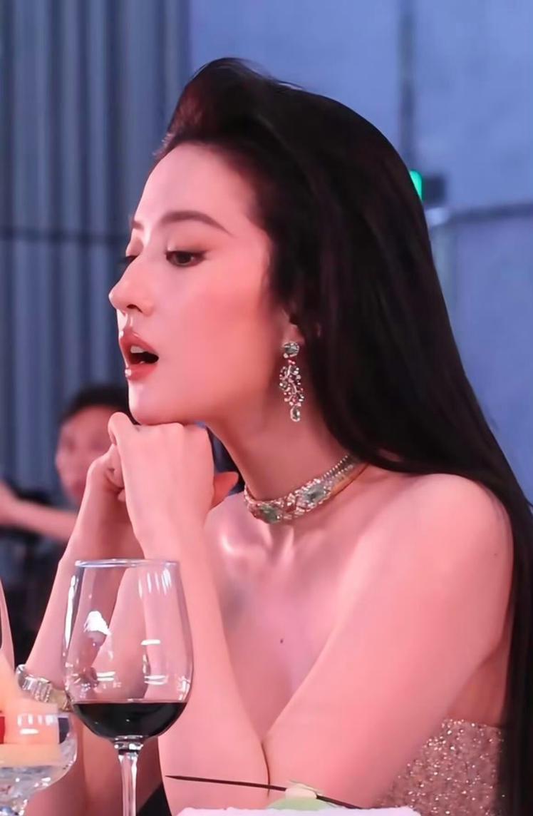 刘亦菲的美貌确实是被高估了，其实细看她并没有外界说的那么仙美！
刘亦菲最大的优势