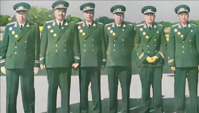 六大元帅穿戎装合照，那时候个个年轻，春光满面，人人黑皮鞋，好像还打着领带。右边一