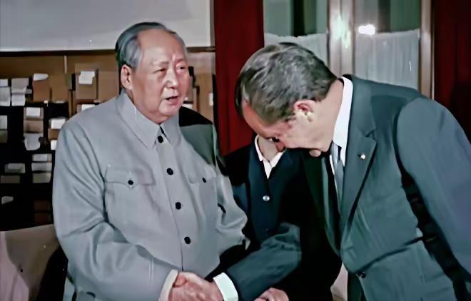 美国总统尼克松在毛主席面前谦虚地像是小学生？
尼克松访华期间，受到毛主席接见，毛
