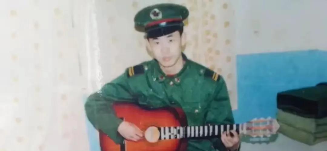1995年，20岁女孩抱着一束鲜花，急匆匆跑去医院，看望男友。谁料，男友看都不看