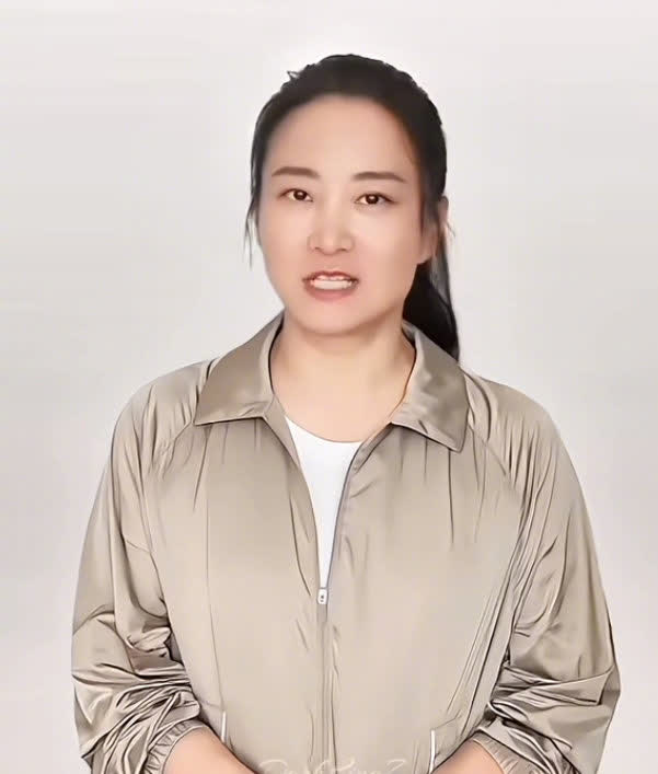 贾玲的确瘦了，但是也真的看着让人不舒服。主要还是感觉不健康，有种精神不振的样子！