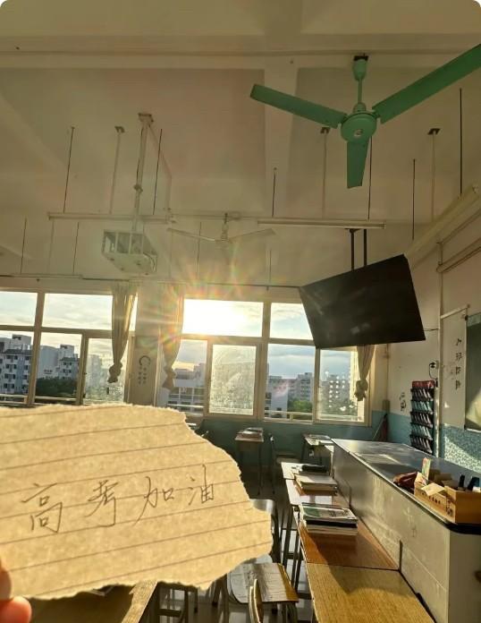 复读生涨分 90 分背后：妈妈藏起去年成绩单，一块红烧肉撑起逆袭路
王女士替儿子