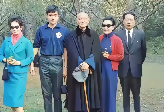 这是1966年在台北，宋子安携妻儿去看望蒋介石和宋美龄，拍下这张合影照留念。
宋