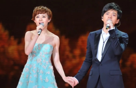 2013年春节联欢晚会上，李健携手孙俪，合唱了一首曲风婉转悠长地《风吹麦浪》，配