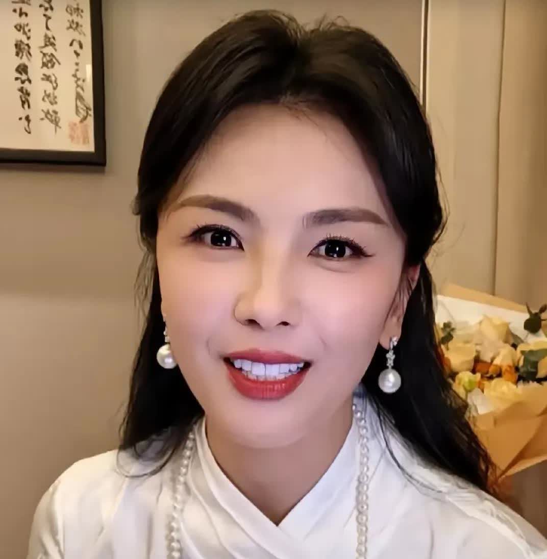 明星都去代言了
闫妮参加谷雨祭拜，
出场费500万，
还喝了几瓶酒，
刘