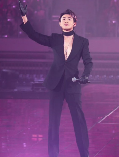 下班先给对手戏演员投票，这波操作证明：肖战在剧组的魅力，不分戏内戏外。 ​​​