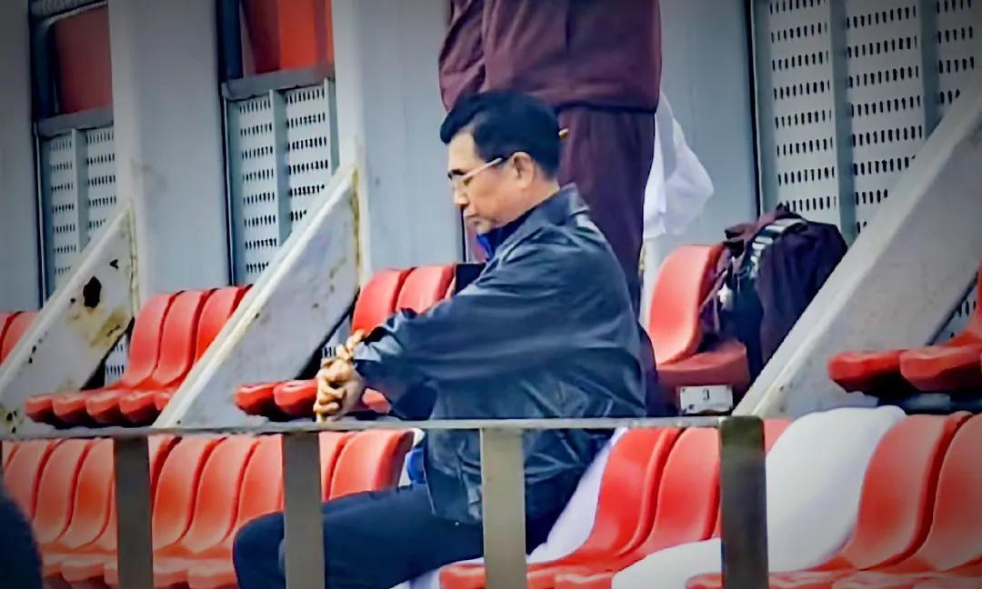 这是今天（6月1号）下午上海浦东球场，阴雨绵绵，气温低转，一个年过六旬的老人孤零