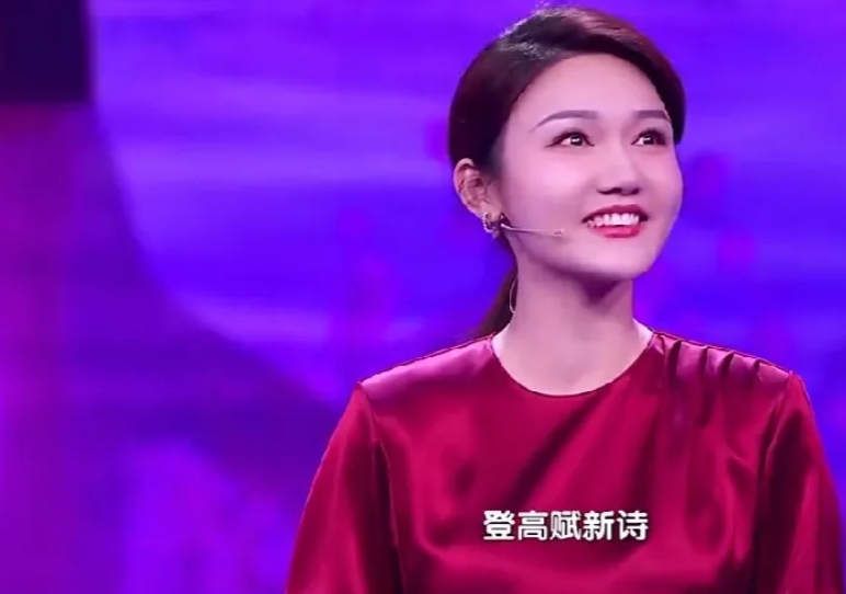 龙洋主持诗词大会那画面真的绝了！一袭红裙的她，气质满分。念着诗从花特效中款款走来