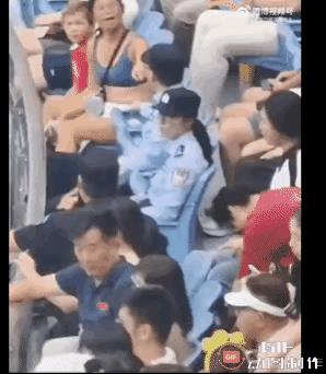 喏！我有证，啪！扔出去，Duang！摔个大马趴
这一幕让人反胃，这一幕让人想到一