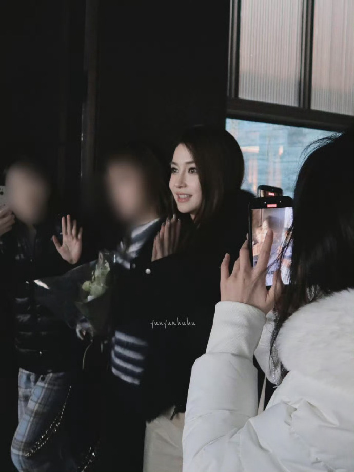 直发烟熏妆的baby好美啊