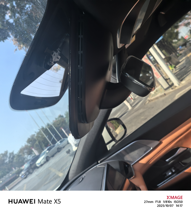 被刺的小鹏G9
2022年第一代G9，距今2年10个月。昨天突然发现前挡风玻璃上