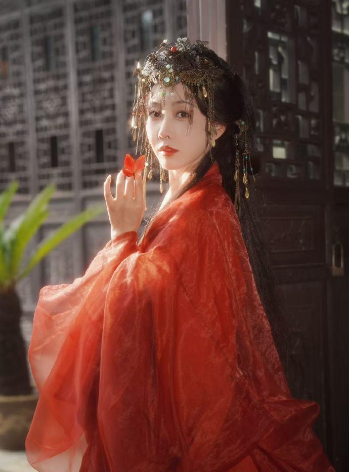 #宣璐红衣神女中式美学#
最打动我的，是那份静谧的叙事感。
无需繁复的背景说明，