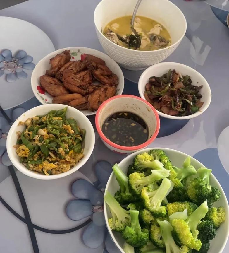 #今日下厨日记#老婆下厨，一大桌，好美味，今天大饱口福！