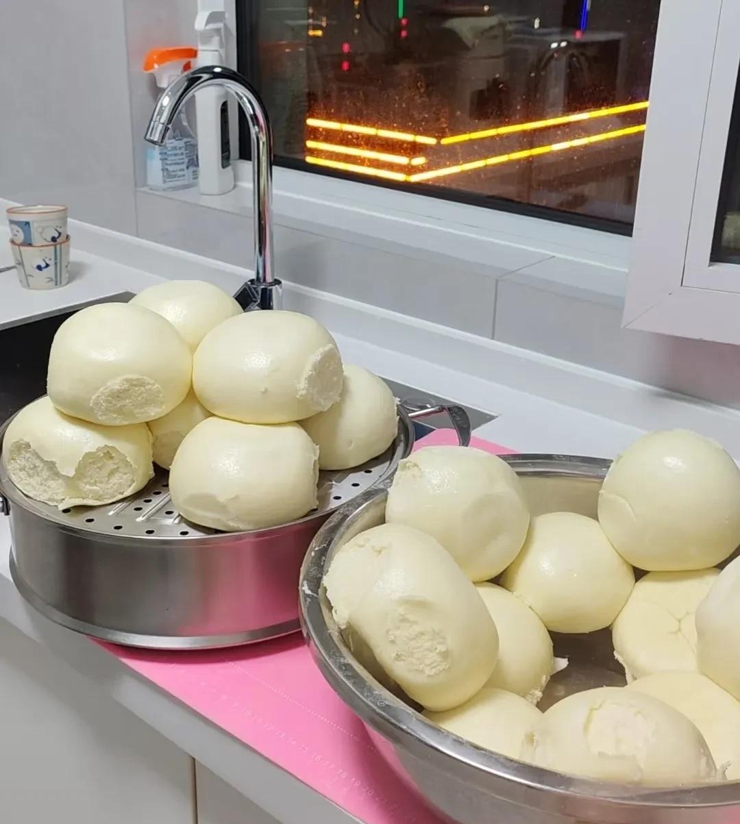 阿姨今晚做的
大馒头
您能给几分？
再来一碟辣椒炒西瓜酱
绝配 、绝味！
话说，