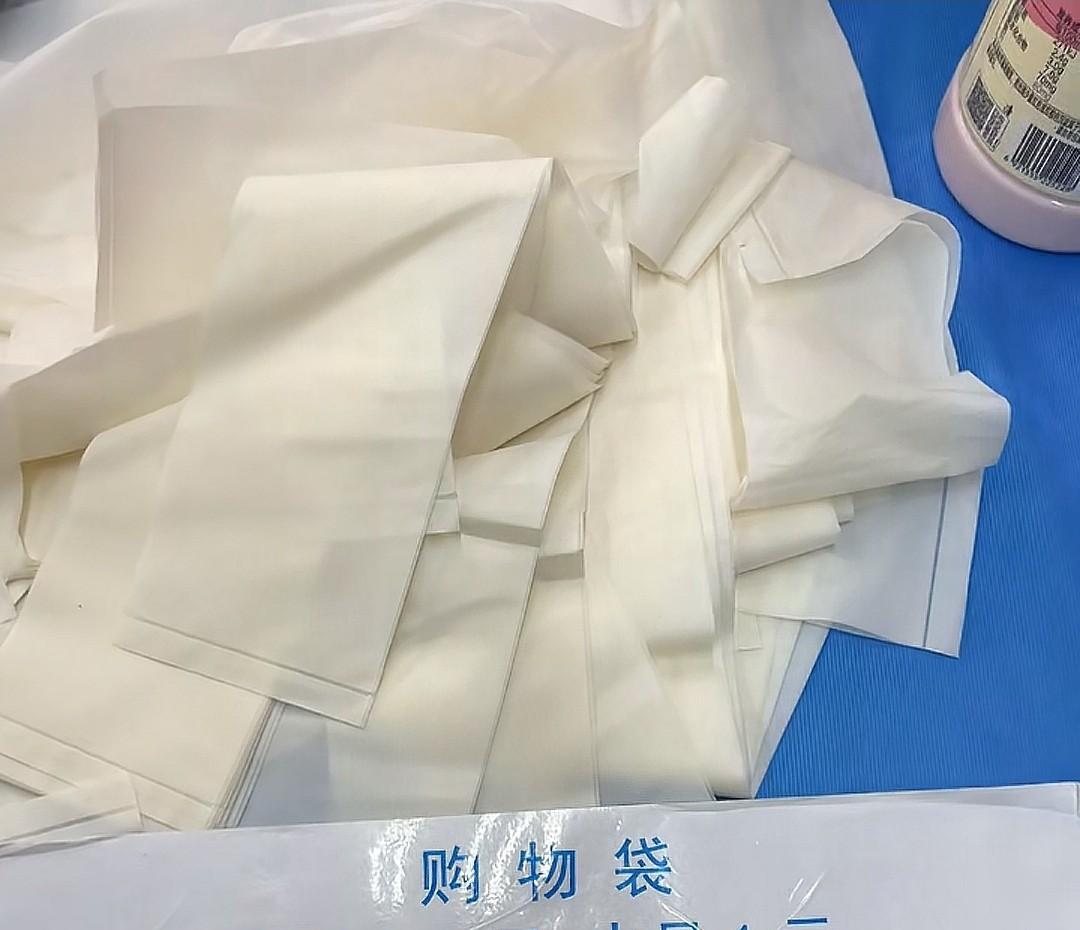 洛阳涧西万达广场里盒马鲜生开业后，每天顾客盈门，对面大张长申紧张兮兮出活动应对。