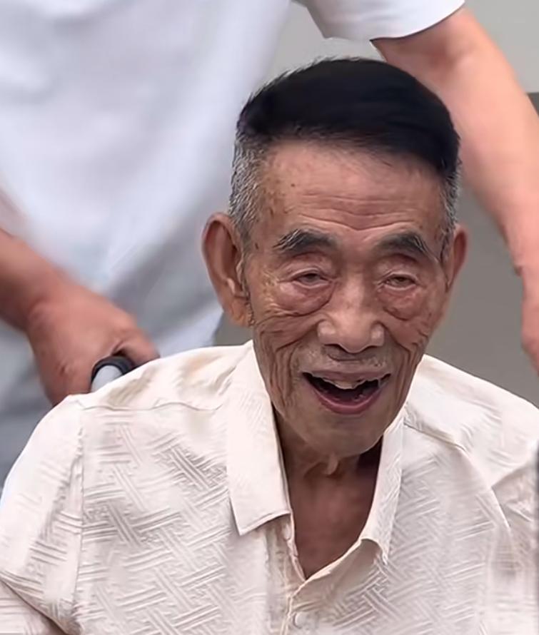 我问学医的同学
杨少华老爷子离开真的跟杨议带他出去剪彩有关吗？朋友说，其实没有太