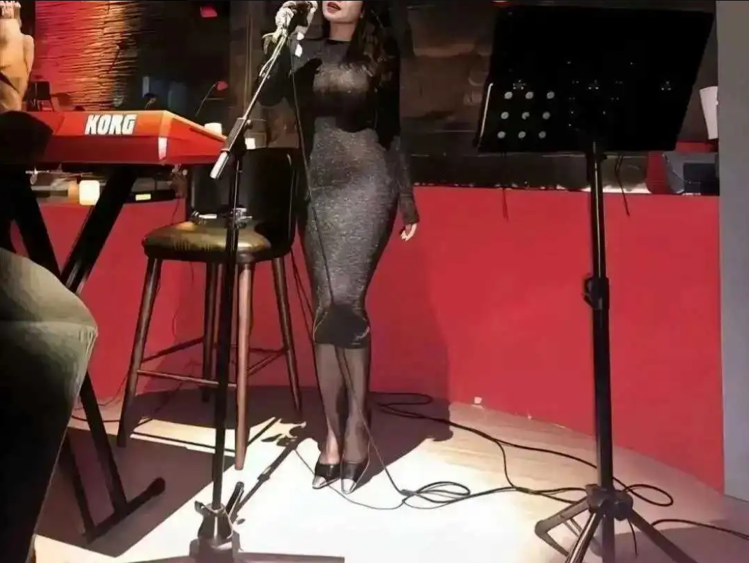 在这方小天地，她只唱给懂的人听 。