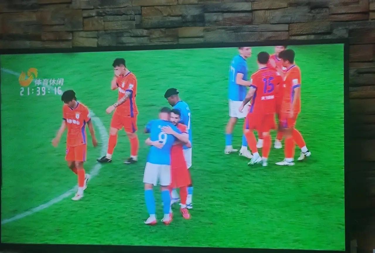 就韩鹏今晚的调度来看
他真是只适合二队，11打10，看不到任何优势，后场失势，中