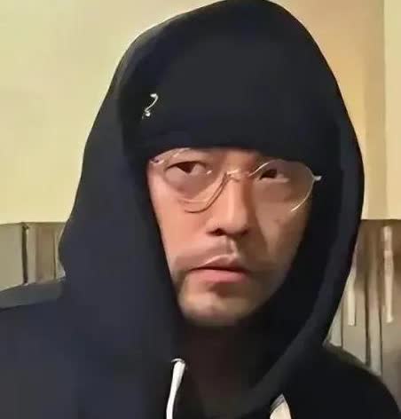日前，有网友在日本街头巧遇周杰伦，发现周杰伦身穿黑色上衣，神情略显失落，状态让人