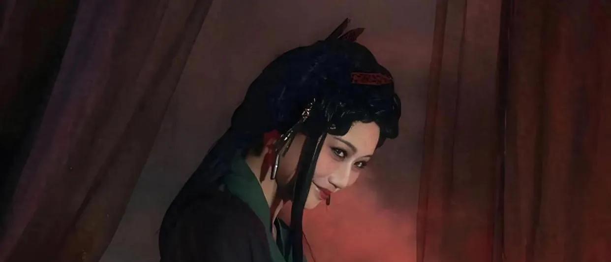 公元前771年，周幽王为博宠妃褒姒一笑，多次无故点燃烽火戏弄诸侯致其失信，后犬戎