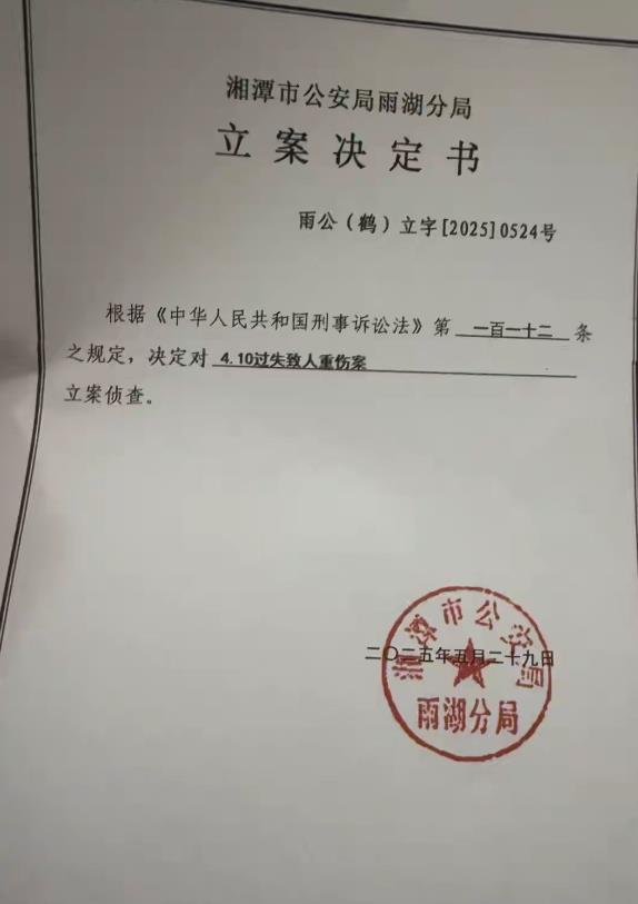 湖南湘潭，一男子在餐馆偷拿了一瓶白酒，回头就找到朋友一起喝酒，期间，男子因临时有