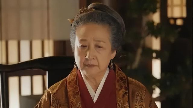 朱元璋外出视察，被一老妇人破口大骂，朱元璋：敢问您儿子是谁？