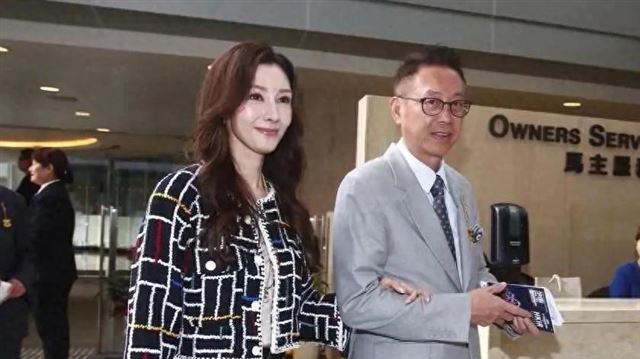 62岁许晋亨陪李嘉欣现身，李嘉欣挽着许晋亨的手，夫妻十指紧扣