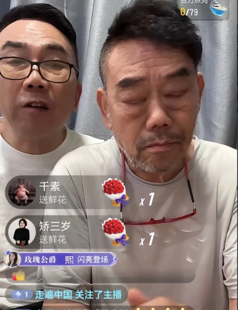 杨议和杨伦合体直播！杨伦说，你别天天来，我没事了，下周就出院。杨议说，我不来你能