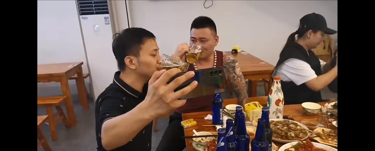 大家还记得多年前跟着金皖有约的极品宝哥吗？现在改名特别的老胡。
前几天，竟然刷到