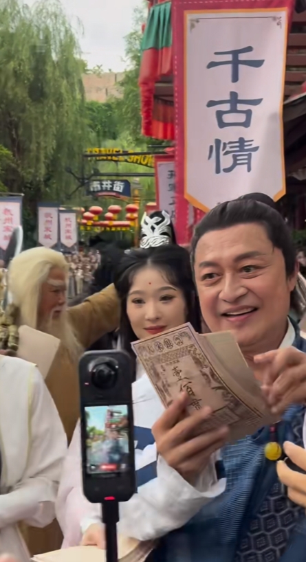 马景涛可能是最落魄的琼瑶男主了，他两个孩子读的国际学校，一年不少钱。   如今一